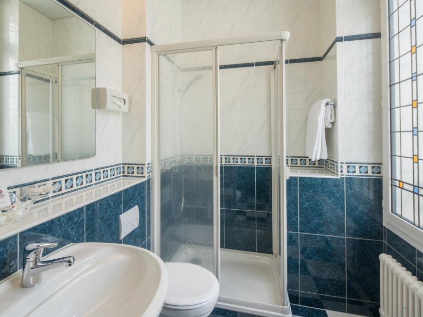 Comfortable and stylish standard room bathroom at Hotel Mirabeau