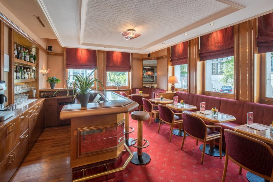 Interieur der Bar des Hotels Mirabeau in Lausanne, Geselligkeit und langsames Leben