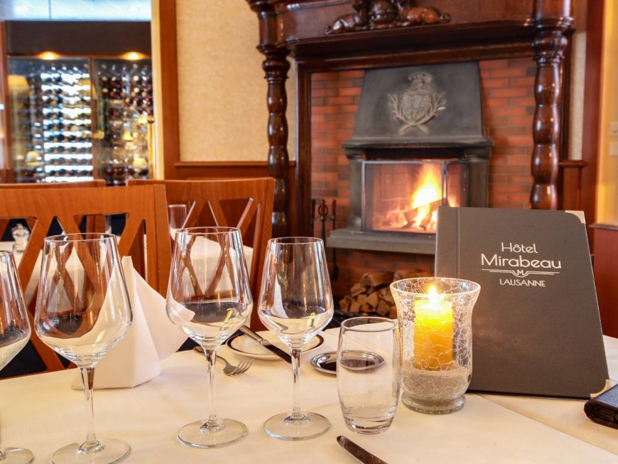 Table prête pour les convives au restaurant Mirabeau