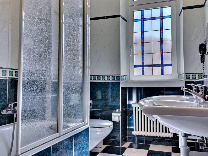 Salles de bains confortable dans la Junior Suite de l'Hôtel Mirabeau, repos et détente