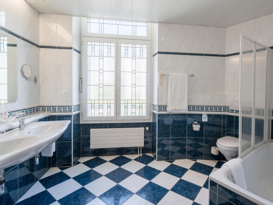 Salles de bains bleu et blanche à l'Hôtel Mirabeau, suite familiale