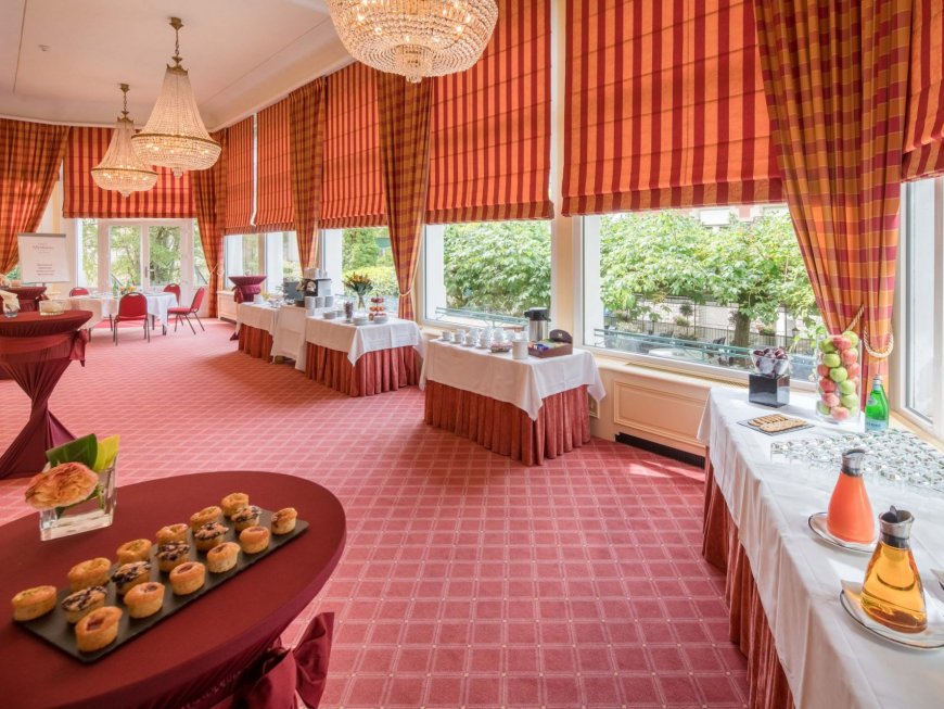 Interior of the Cristal Lounge with natural lighting, between splendor and luxury