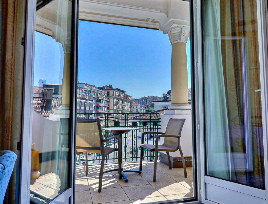 Geräumiges elternschlafzimmer mit blick und balkon in der familiensuite im Hotel Mirabeau