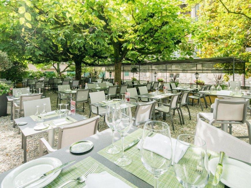 Relaxation on the shaded terrace of Mirabeau